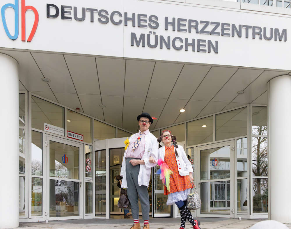 FIDURA-Fonds-Spende für doe KlinikClowns Bayern für Senioren- und Kinderbesuche