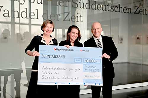 Foto der FIDURA-Spendenübergabe an den SZ-Adventskalender