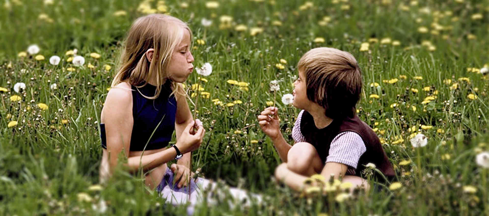 Foto von zwei Kindern auf einer Wiese für Spenden für Fidura Fonds